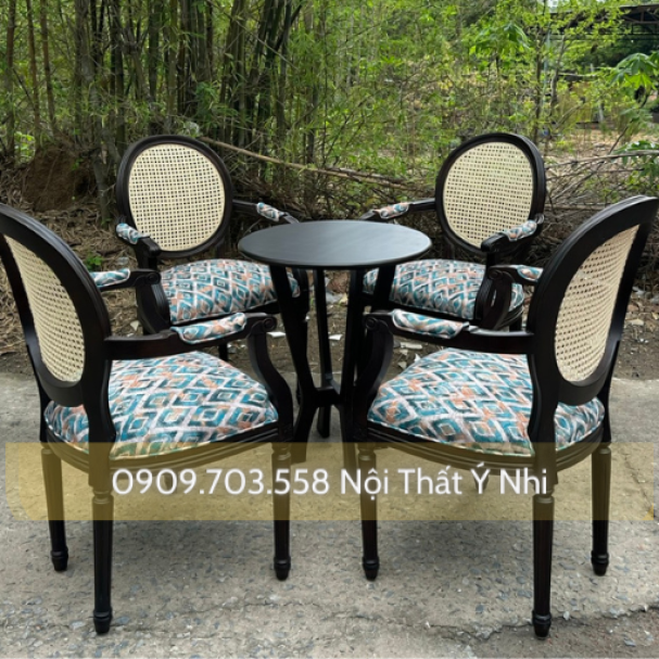 Bộ bàn ghế khách sạn gỗ lưng tựa đan nhựa giả mây, nệm ngồi hoa văn