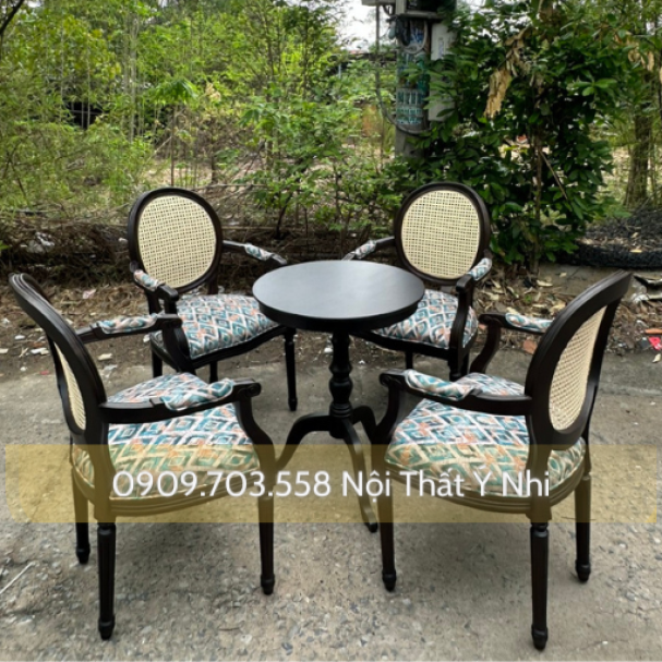 Bộ bàn ghế khách sạn gỗ lưng tựa đan nhựa giả mây, nệm ngồi hoa văn