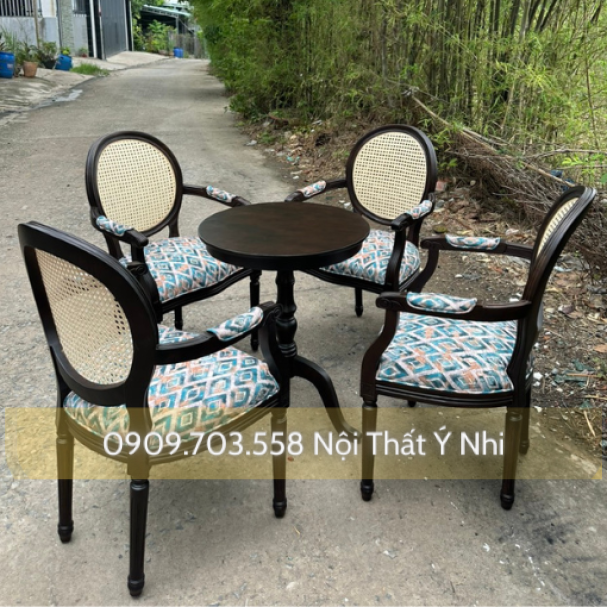Bộ bàn ghế khách sạn gỗ lưng tựa đan nhựa giả mây, nệm ngồi hoa văn